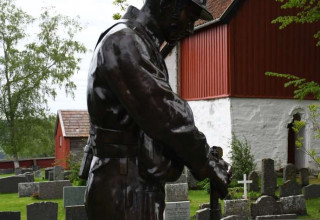 Flytt soldaten plassert ved Hustad kirke til minnelunden ved Krogs gård.